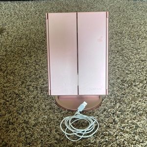 Light up vanity mirror. Lights do work. Comes with cord. 4 different mirrors.